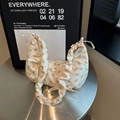 Sac croissant à fleurs avec bandoulière à volants et détails de nœuds sur table en métal - Jaune