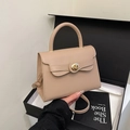 Bolso de mano estilo Kelly en cuero beige con cierre dorado y asa superior en la mano - Caqui