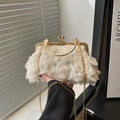 Elegante weiße Rosen-Abendtasche mit goldenem Vintage-Griff und abnehmbarer Kette - Beige