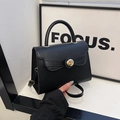 Bolso de mano de cuero PU negro con cierre dorado y correa ajustable fina - Negro