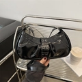 Borsa a spalla a mezzaluna nera lucida con fibbia argentata e trama plissettata - Nero