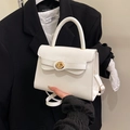 Elegante bolso blanco con cierre giratorio dorado y correa ajustable para el hombro - Blanco