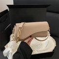 Borsa a tracolla beige minimalista con patta asimmetrica e catena dorata di lusso - Cachi