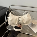 Borsa sottobraccio plissettata bianco crema in vernice lucida con fibbia in metallo - Bianco