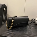 Borsa sottobraccio minimalista in pelle nera con patta a onda e catena dorata grossa - Nero