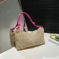 Schicke beige Stroh-Einkaufstasche mit pinkfarbenem Lederriemen und Knotendetails - Rosarot