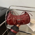 Borsa sottoascellare plissettata bordeaux retrò con fibbia in metallo e finitura lucida - Rosso
