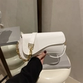 Borsa a sella in pelle bianca stile francese con catena d'oro e tracolla fine - Bianco