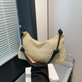 Beige geflochtene Hobo-Tasche mit schwarzem geknotetem Lederriemen und Details - Schwarz