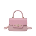 Bolso bandolera rosa minimalista con costuras texturizadas y cierre de metal dorado - Rosa