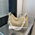 Handgefertigte gewebte Stroh-Schultertasche mit weißem Seilgriff und Metalldetails - Weiß