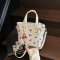 Borsa a secchiello bianca con stampe ciliegia e ciondolo ciliegia decorativo su scala in legno - Bianco Senza Pendente