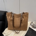 Schicke Strohtasche mit braunem Fischgrätenmuster und Ketten-Leder-Schultergurt - Khaki