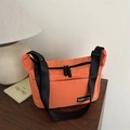 Minimalistische orangefarbene Canvas-Umhängetasche mit breitem Gurt und Reißverschluss für Alltag - Orange