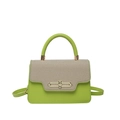 Bolso minimalista verde aguacate y beige con textura tejida y cierre giratorio dorado - Verde