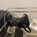 Glänzende schwarze Hobo-Tasche mit silbernen Schnallen und Y2K-Riemendetail - Schwarz