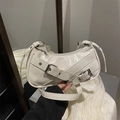 Elegante cremefarbene Achseltasche aus glänzendem Kunstleder mit Moto-Metallschnallen - Weiß
