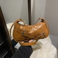 Karamellfarbene Schultertasche mit dekorativen Silberschnallen und Trageriemen - Dunkelbraun