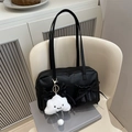 Borsa a spalla in pelle nera opaca con tasche a volant, fiocchi e ciondolo a nuvola soffice - Senza Ciondolo / Nero