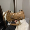 Sac sous le bras caramel brillant avec doubles boucles argentées et une finition cuir élégante - Kaki