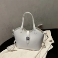 Schicke weiße Leder-Eimertasche mit Metallring-Detail und vielseitigem Schultergurt - Weiß