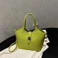 Retro neongrüne Beuteltasche mit Wellenkante und silbernem Logo-Detail für Damen - Grün