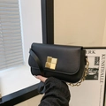 Borsa a tracolla rettangolare nera con fibbia quadrata dorata e tracolla a catena - Nero
