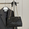 Borsa a spalla chic in serpente nero con catena dorata e patta a busta raffinata - Nero