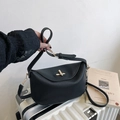 Bolso de hombro negro en cuero granulado con cierre giratorio dorado y bandolera - Negro
