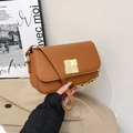 Dettaglio di borsa a tracolla in pelle PU marrone con fibbia dorata e spessa catena dorata - Marrone
