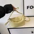 Elegante bolso de media luna amarillo lima en cuero granulado con herrajes dorados - Amarillo