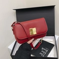 Elegante borsa a tracolla rossa con fibbia dorata e cinturino in pelle e catena - Rosso