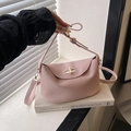 Bolso rosa chic en cuero granulado con cierre dorado y correa larga ajustable - Rosa