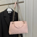 Borsa a spalla rosa con stampa pitonata, catena dorata e chiusura a patta magnetica - Rosa