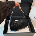 Elegante borsa sottospalla nera a trama serpentina con catena dorata nel box - Nero