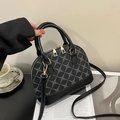 Sac à main noir en forme de coquille avec imprimé monogramme et zips dorés chic - Noir