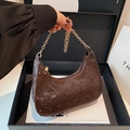 Borsa baguette marrone scuro con trama a serpente e catena dorata in scatola regalo - caffè