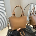 Bolso cubo marrón de cuero PU con detalle de nudo y correa larga ajustable - Marrón