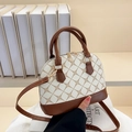 Sac à main blanc avec monogramme, finitions en cuir marron et fermeture dorée - Marron