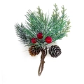 Detalle del servilletero navideño con agujas de pino nevadas, bayas rojas y piñas - Estilo de Piña y Baya Artificial
