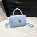 Elegante borsa a tracolla azzurra con chiusura logo D dorata e tracolla regolabile - Blu