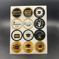 Set di 12 adesivi per laurea neri e oro con tocco accademico e disegni di pergamene - Stile Celebrazione della Laurea (7717#)
