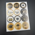 Lot de 12 autocollants de remise de diplôme noir et or avec motifs chapeau et diplôme - Autocollants Toque Graduation