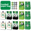 Vista de detalle de bolsas de regalo de papel kraft de fútbol con patrones de campo y sellos - Estilo Clásico de Trofeo Competitivo (S745)