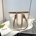Bolso tote retro grande en crema y marrón oscuro con detalles metálicos dorados - Blanco