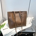 Bolso tote vintage de cuero marrón con costuras en contraste y detalles de hebilla dorada - Marrón
