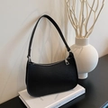 Borsa a spalla baguette in pelle nera martellata con chiusura a zip argentata lucida - Nero