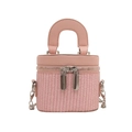 Rosafarbene Mini-Box-Tasche mit Doppelreißverschluss und silberner Kette auf weißem Hintergrund - Rosa