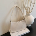 Borsa baguette minimalista in pelle martellata beige con cerniera argentata lucida - Bianco