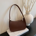 Borsa baguette marrone in ecopelle grana litchi con elegante design a mezzaluna - Marrone
